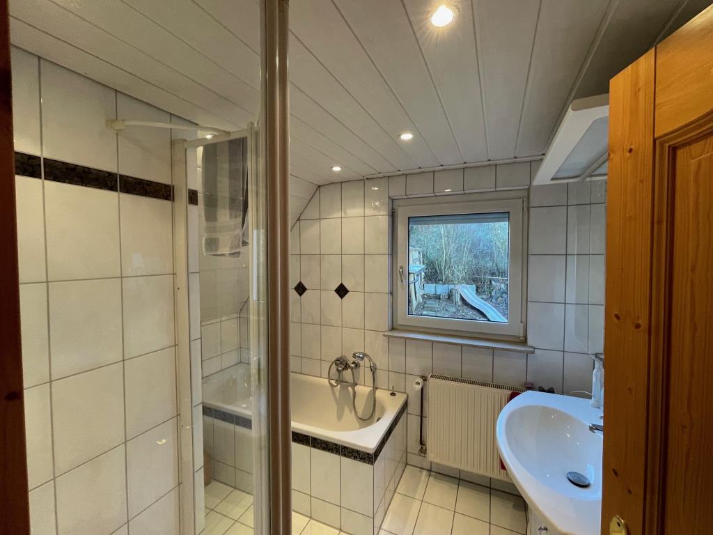 Klein aber Fein! Idyllisches freistehendes Einfamilienhaus in ES-Wiflingshausen! - Tageslichtbad (39088)