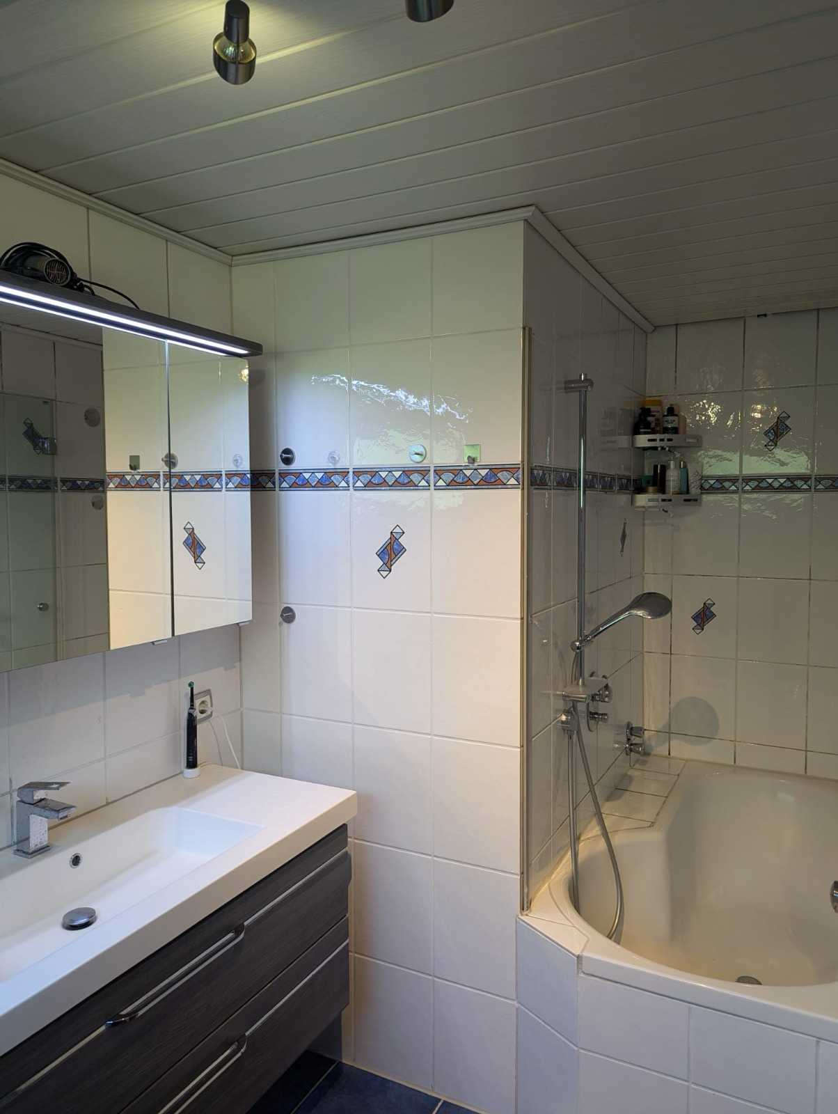 Platz für die ganze Familie! Schöne 4 Zimmer-Wohnung mit Balkon in Altbach! - Bad (37384)