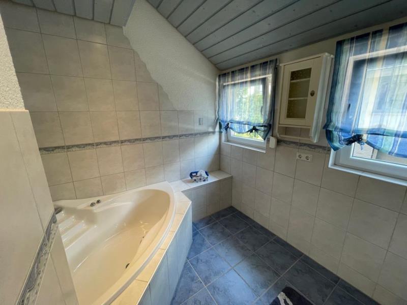 Naturaussicht genießen! Freistehendes Einfamilienhaus in sonniger Wohnlage! - Tageslichtbad 2 (48961)