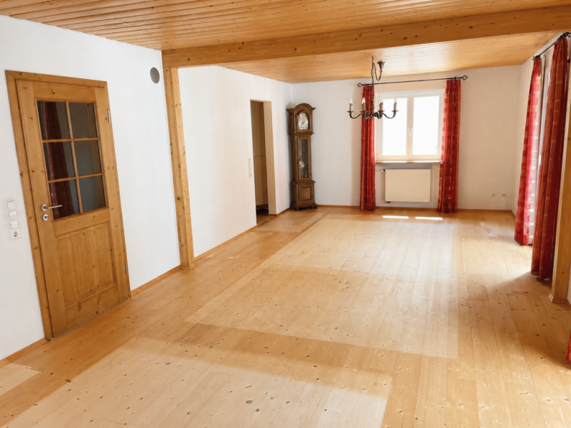 Interessante Fernsicht! Attraktives freistehendes Einfamilienhaus mit Garten! - Wohnzimmer (51050)