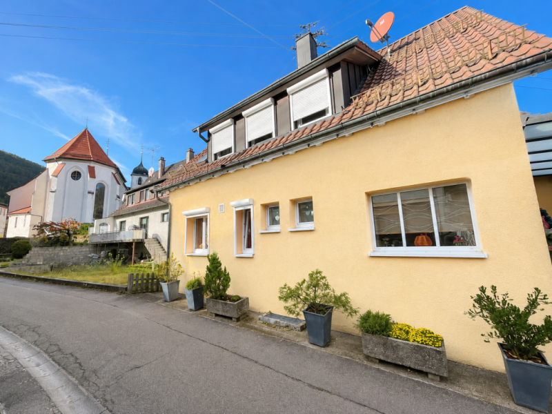Interessante Fernsicht! Attraktives freistehendes Einfamilienhaus mit Garten! - Außenansicht (51048)