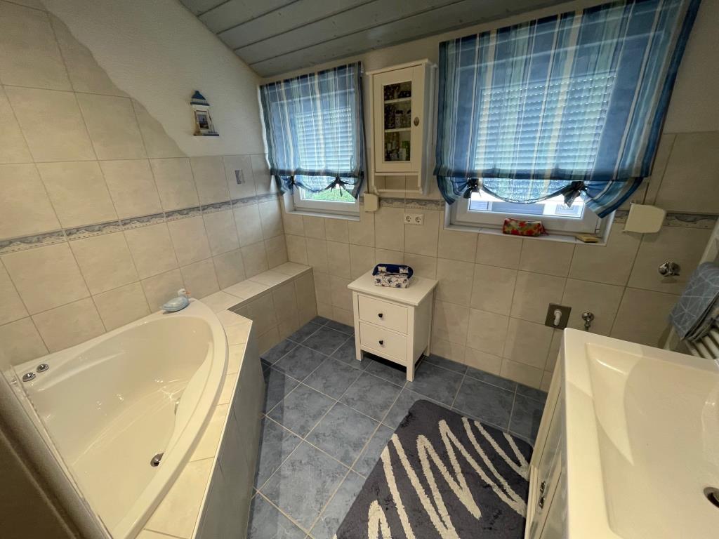 Ankommen & Aufatmen! Einfamilienhaus mit Charme und Charakter in Wiesensteig! - Tageslichtbad 2 (44084)