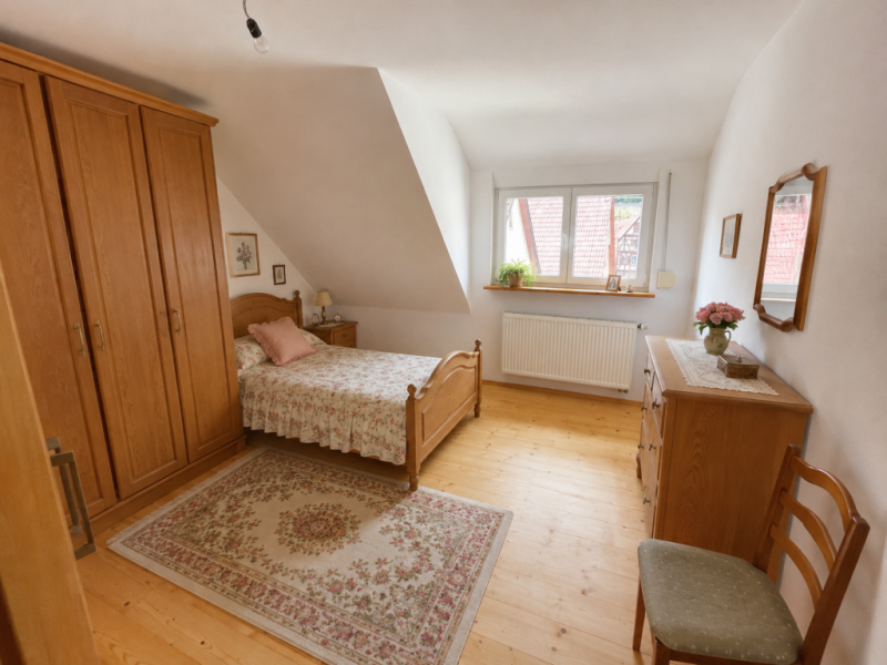 Interessante Fernsicht! Attraktives freistehendes Einfamilienhaus mit Garten! - Schlafzimmer (51052)