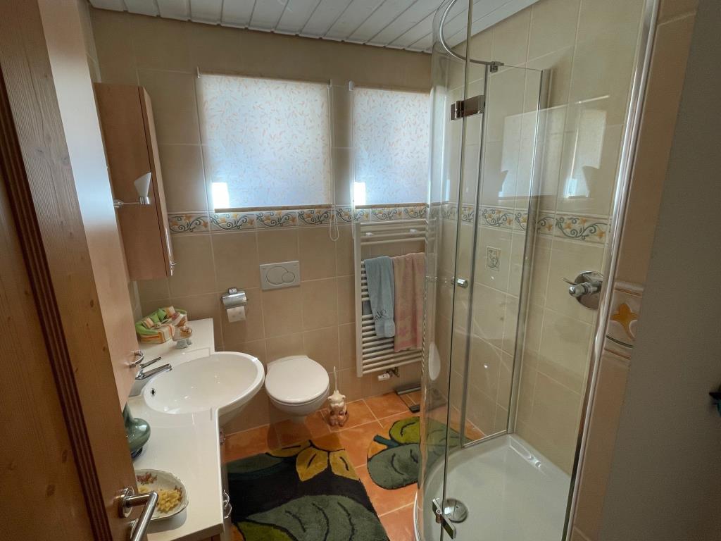 Verlieben Sie sich in dieses charmante freistehende Einfamilienhaus mit Garten! - Tageslichtbad 1 (42666)