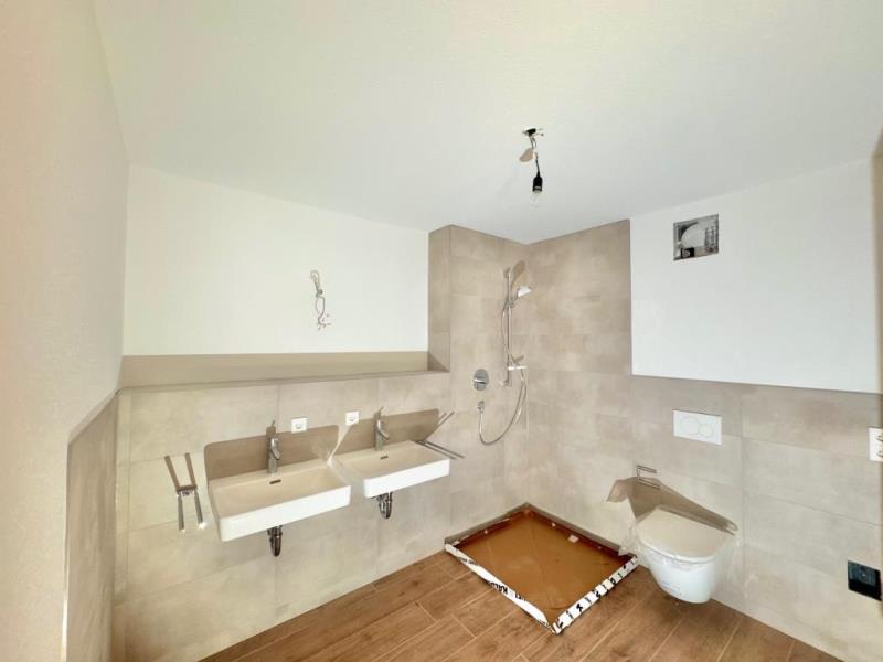 Traumhafte 4 Zimmer-Neubauwohnung in toller zentraler Wohnlage! - Badezimmer (44675)