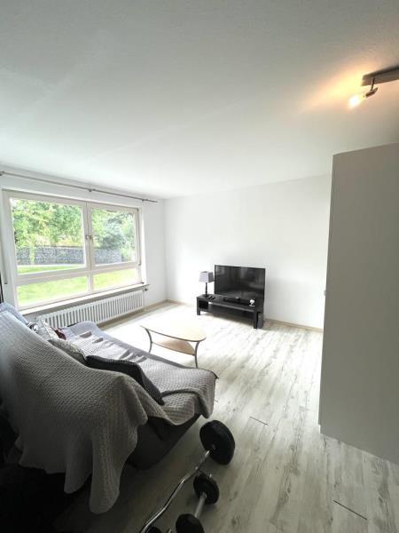Klein, fein und mit Blick ins Grüne – charmante 1-Zimmer-Wohnung mit Sonnenbalkon - Wohnbereich (52784)