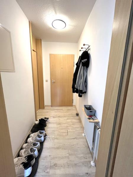Klein, fein und mit Blick ins Grüne – charmante 1-Zimmer-Wohnung mit Sonnenbalkon - Flur (52785)