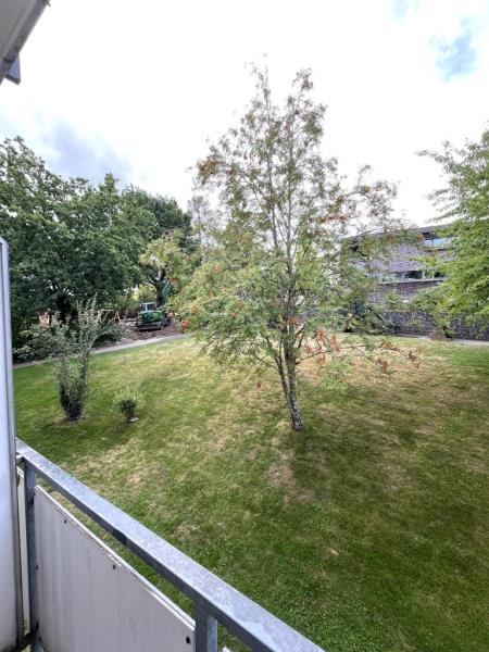 Klein, fein und mit Blick ins Grüne – charmante 1-Zimmer-Wohnung mit Sonnenbalkon - Blick Balkon (52787)