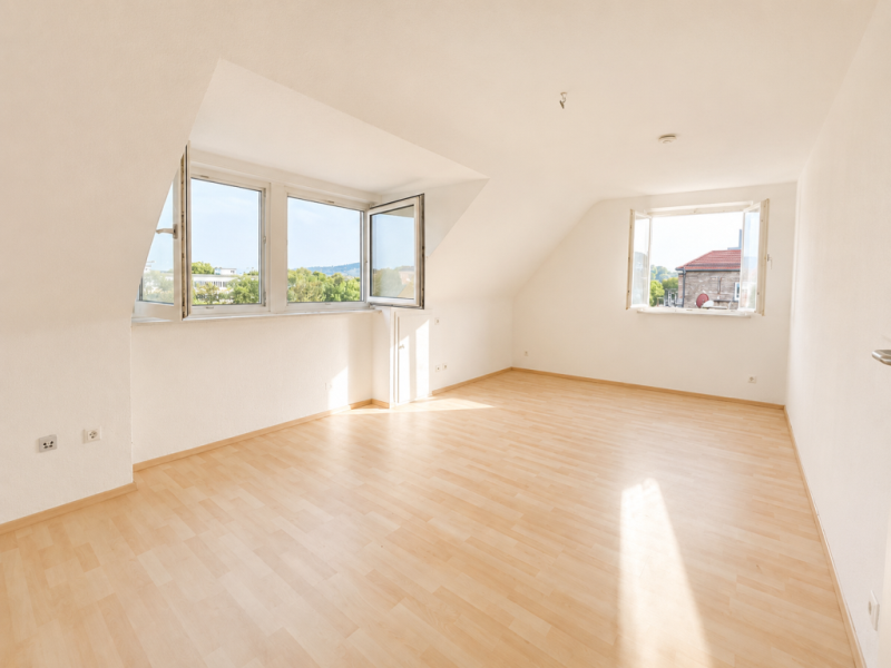 Dachgeschosscharm trifft Neckarblick - Lichtdurchflutete 2-Zimmer Wohnung mit perfekter Anbindung! - Wohnzimmer (52180)