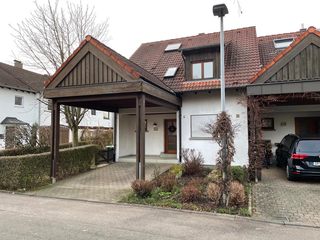 Gemütlicher Wohnflair! Attraktives Reiheneckhaus in Zell unter Aichelberg! - Zell unter Aichelberg (40063)