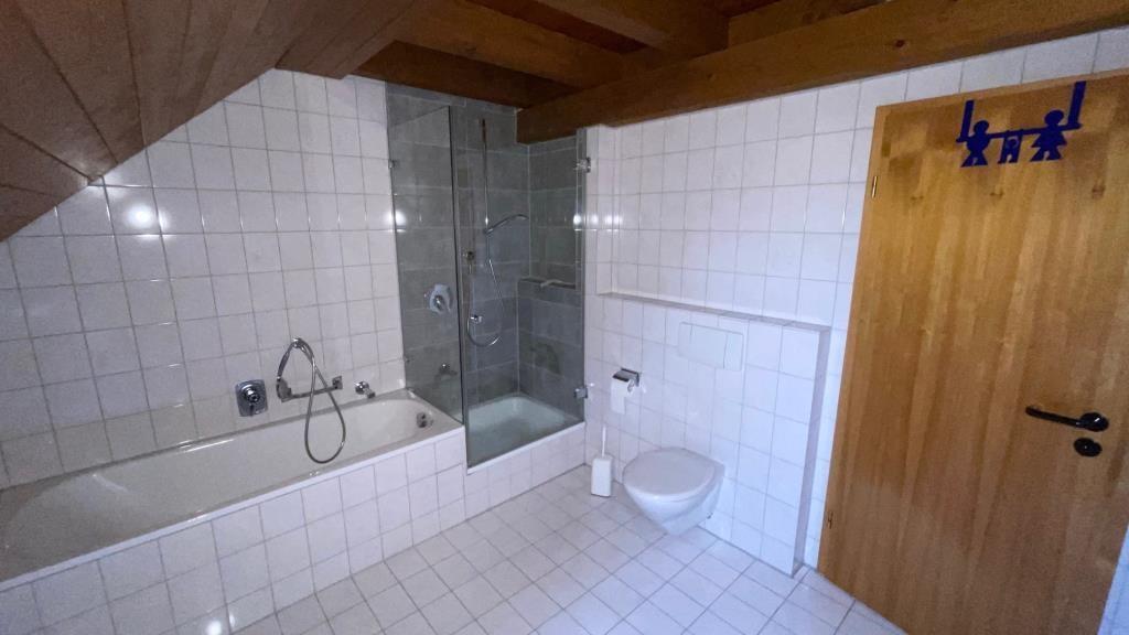 Gemütlicher Wohnflair! Attraktives Reiheneckhaus in Zell unter Aichelberg! - Badezimmer (40068)