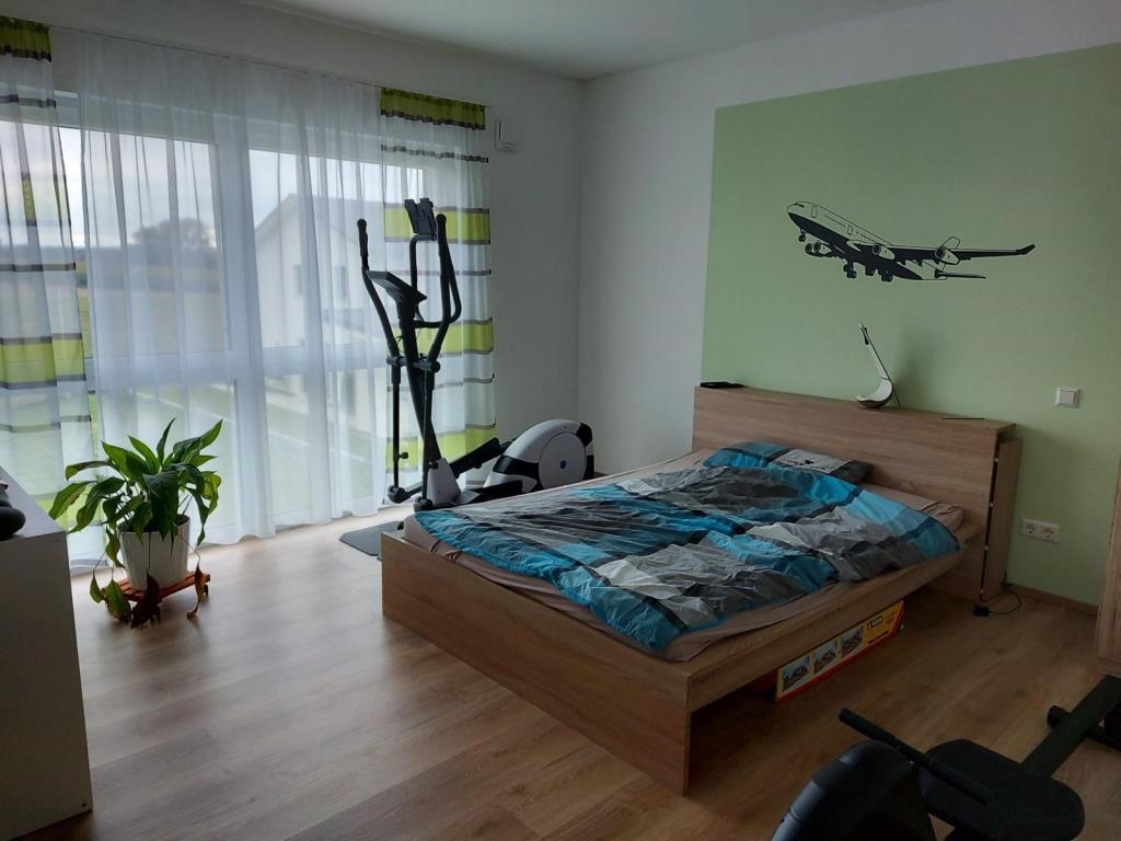 Wohntraum im Grünen - Modernes, frei stehendes Einfamilienhaus mit Chic und Charme! - Blick Kind/Büro 1 (38787)