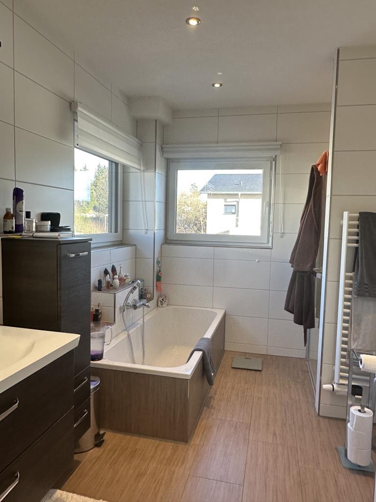 Wohntraum im Grünen - Modernes, frei stehendes Einfamilienhaus mit Chic und Charme! - Blick Bad (38789)