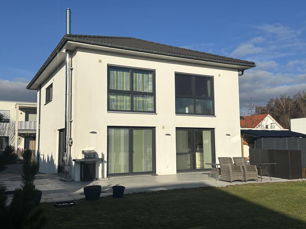 Wohntraum im Grünen - Modernes, frei stehendes Einfamilienhaus mit Chic und Charme! - Rückansicht (38792)