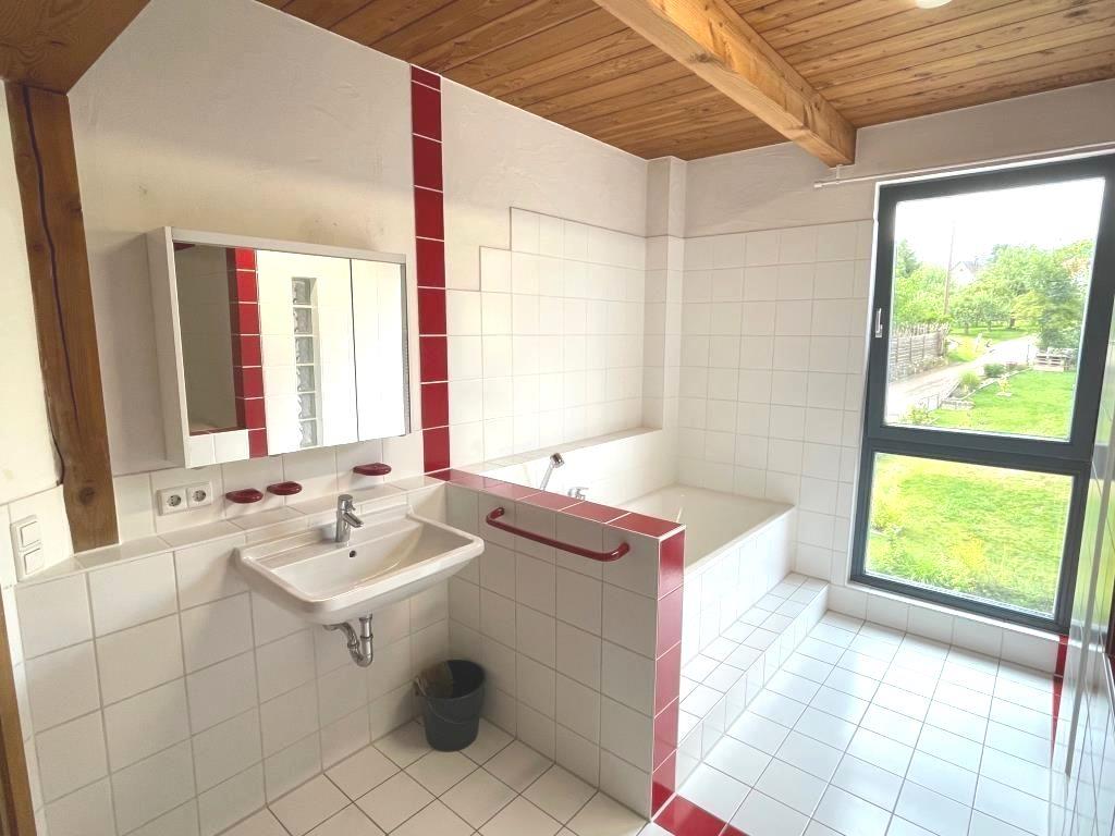Wohnen & Arbeiten! Gemütliches Wohn/- Geschäftshaus in Winzingen! - Tageslichtbad (36504)