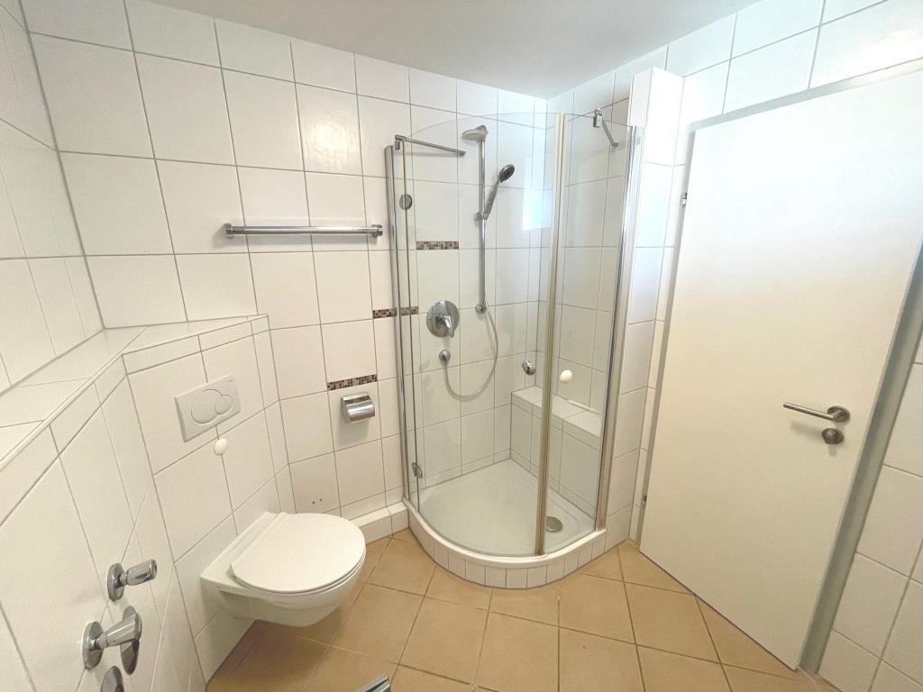 Neuwertige 3 Zimmer-Wohnung mit Süd-Balkon & Aufzug in toller Wohnlage! - Bad (40386)