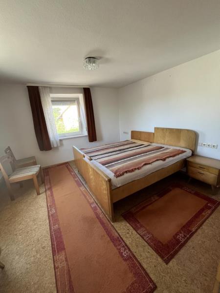 Gestalten Sie Ihr neues Zuhause – freistehendes Einfamilienhaus mit Entwicklungspotenzial - Schlafzimmer (50732)