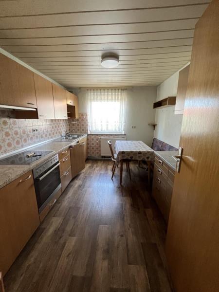 Gestalten Sie Ihr neues Zuhause – freistehendes Einfamilienhaus mit Entwicklungspotenzial - Küche (50733)