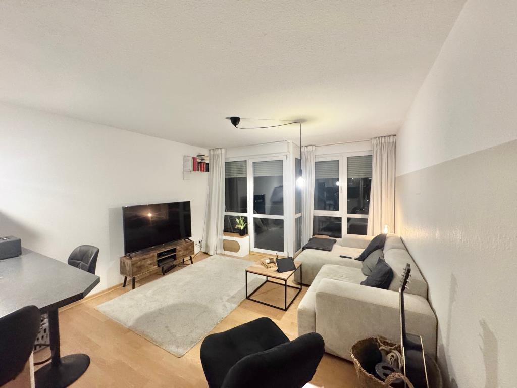 Aufzug, Tiefgarage & Hausmeisterservice! Tolle 2 Zimmer-Wohnung in LB! - Wohnzimmer (38563)