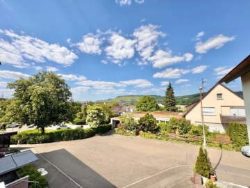 Sofort beziehbare 3,5 Zimmer Wohnung mit Balkon und Garage in Beutelsbach!, 71384 Weinstadt, Wohnung
