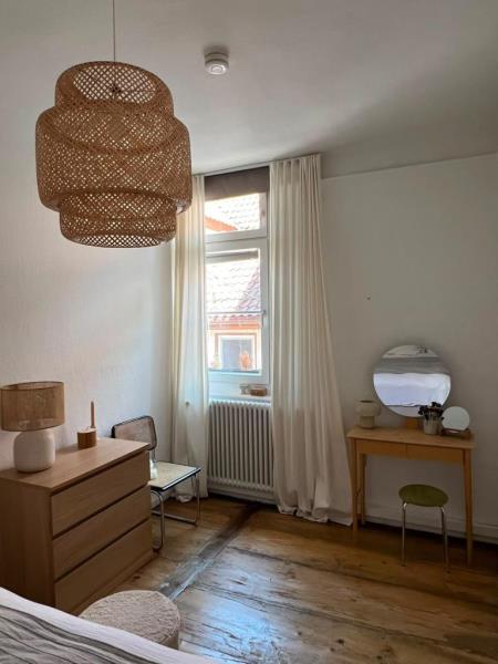 Altbau-Charme mit Marktplatzblick – besondere 3-Zimmer-Wohnung im Obergeschoß! - Schlafen1 (51463)