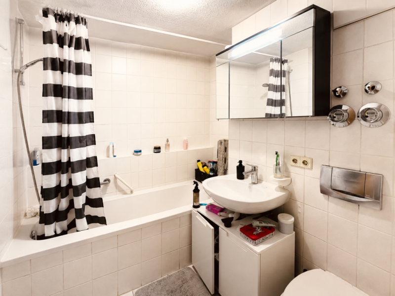 Helle 2-Zimmer-Wohnung mit Balkon und TG-Stellplatz in S-Hofen! - Badezimmer (54268)