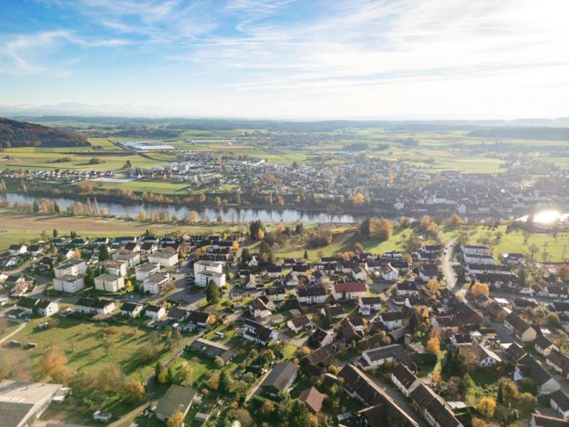 Ihr Platz an der Sonne! Traumhaftes Baugrundstück über den Dächern von Gailingen! - Luftaufnahme (44460)