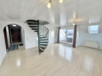 Wohnzimmer - Dachstudio, Traum für Singles&Paare! Lichtdurchflutete Wohnung im Zentrum von Aichwald-Schanbach!
