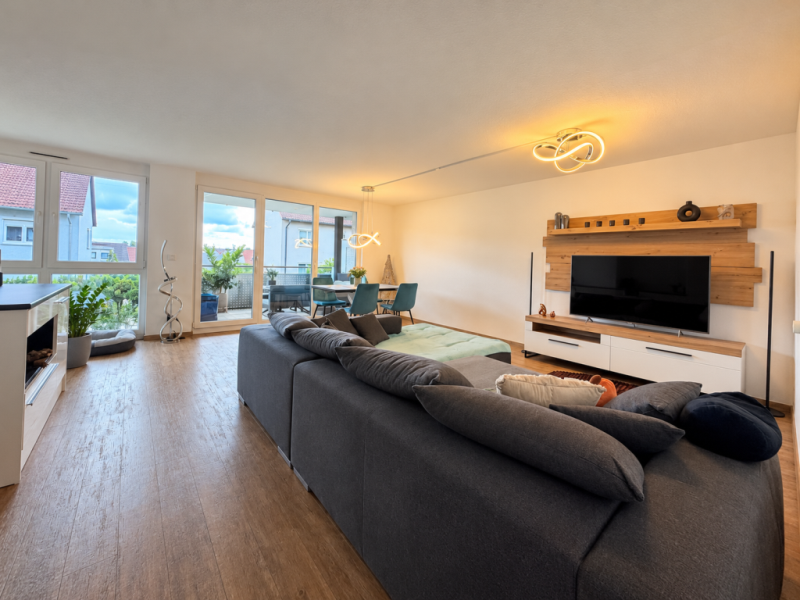 Sonniges Wohnerlebnis! 3 Zimmer-Wohnung mit Garten, Terrasse und Südbalkon! - Wohn/- Essbereich (53940)