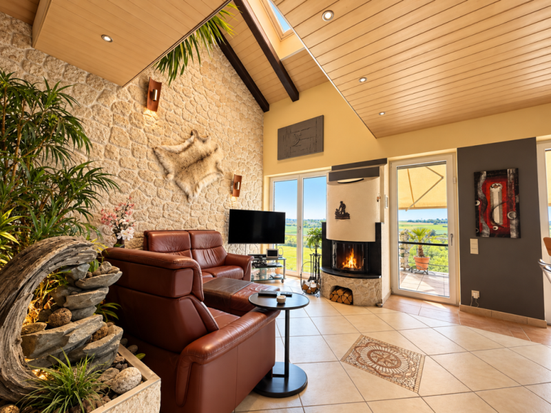 Wohnen mit Weitblick – Exklusive Doppelhaushälfte mit Pool, Sauna und traumhaftem Panoramablick! - Wohnzimmer (54122)
