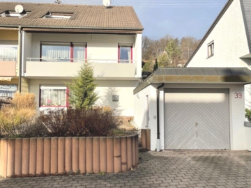 Ein Haus mit Aussicht! Attraktive Doppelhaushälfte mit ELW & Garten!, 73061 Ebersbach (Fils), Doppelhaushälfte