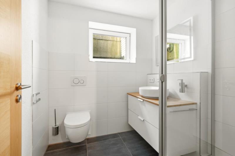 Modernes, freistehendes Einfamilienhaus mit Traumgrundstück und moderner Technik! - Gästebad (48725)