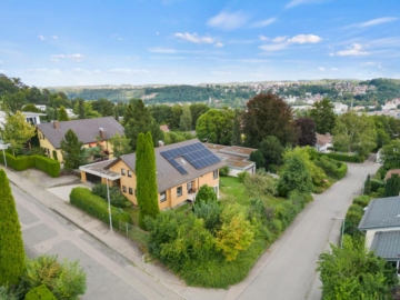 Frei stehendes Zweifamilienwohnhaus mit traumhaftem Ausblick über die Dächer von Biberach!, 88400 Biberach an der Riß, Einfamilienhaus