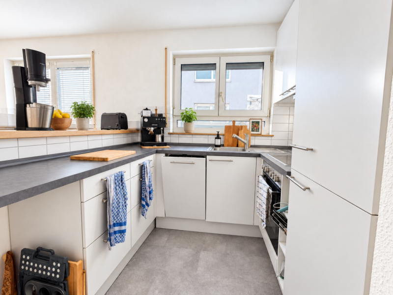 Attraktive 3-Zimmer-Wohnung mit Einbauküche, Balkon & Terrasse in zentraler Lage - Küche (54259)