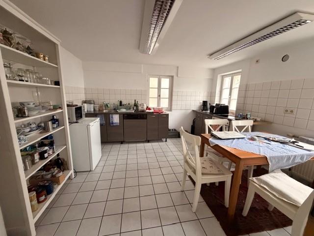 Wohnen & Arbeiten! 4 Zimmer-Wohnung mit Gewerbe mit historischem Charme! - Küche/ Paußenraum (41884)