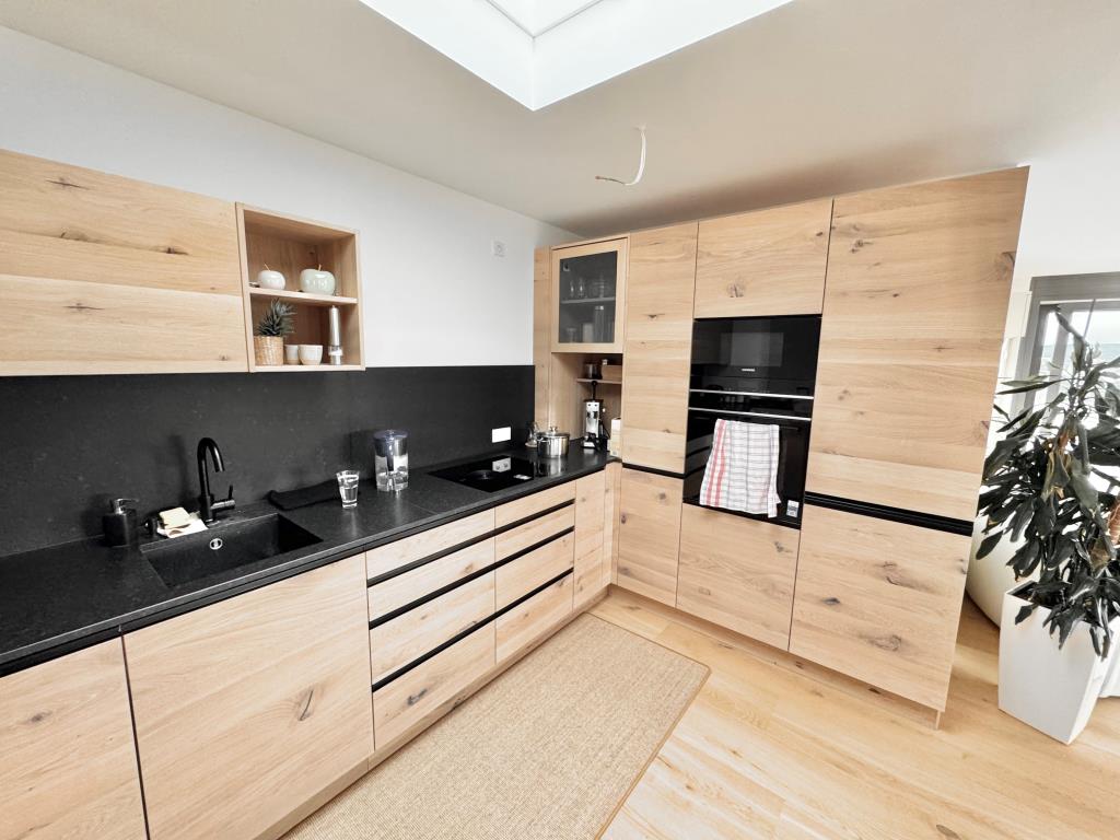Exklusiver Flair! Attraktives 3 Zimmer-Penthouse mit tollem Blick ins Grüne! - Küche (34521)
