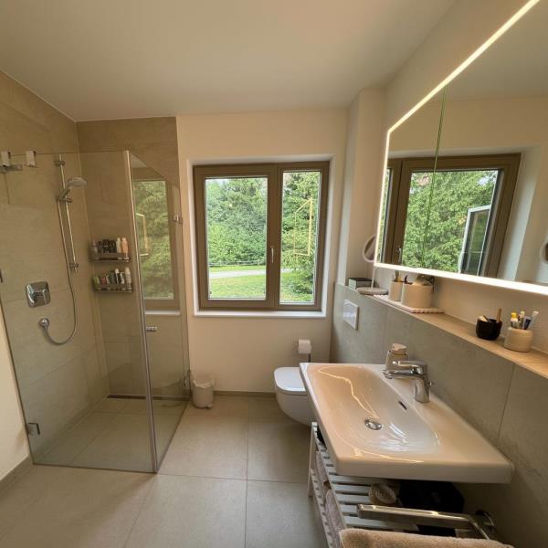 Raum für Ihre Lieblingsstücke: Hochwertige 3 1/2 Zimmer-Wohnung - hell und barrierearm! - Badezimmer (53857)