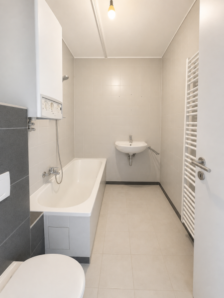 Sofort beziehbar! Großzügige 3 Zimmer-Wohnung mit Balkon in Citywohnlage! - Badezimmer (52171)