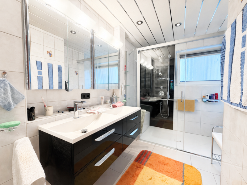 Großzügiges Wohnen! Leerstehende 3 Zimmer-Wohnung mit Balkon + TG- Stellplatz! - Tageslichtbad (52542)