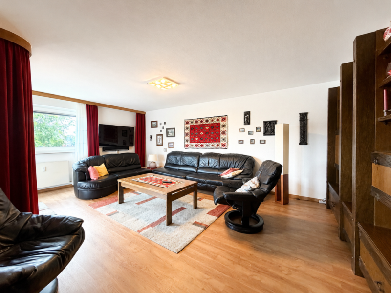 Großzügiges Wohnen! Leerstehende 3 Zimmer-Wohnung mit Balkon + TG- Stellplatz! - Wohnzimmer (52541)