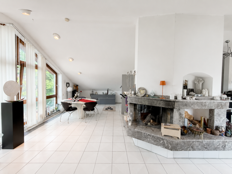 Großzügiger Wohntraum! Interessante 3,5 Zimmer-Wohnung mit 3 Balkonen und Stellplatz! - Essplatz (50522)