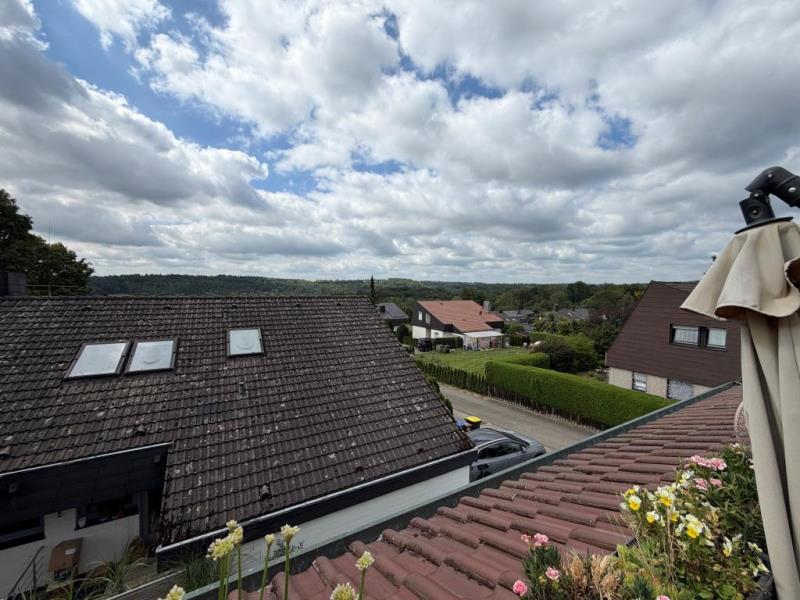 Großzügiger Wohntraum! Interessante 3,5 Zimmer-Wohnung mit 2 Balkonen, Dachterrasse und Stellplatz! - Aussicht (50713)
