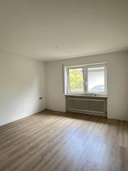 Frisch renovierte 4 Zimmer-Wohnung im EG mit eigenem, großen Garten! - Schlafen (49567)