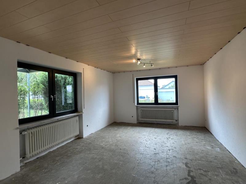 Frisch renovierte 4 Zimmer-Wohnung im EG mit eigenem, großen Garten! - Wohnen (49569)