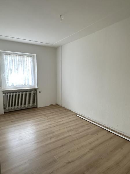 Frisch renovierte 4 Zimmer-Wohnung im EG mit eigenem, großen Garten! - Kind 2 (49568)