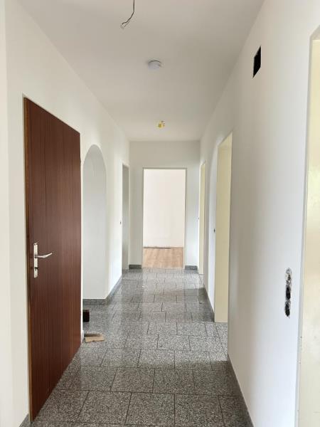 Frisch renovierte 4 Zimmer-Wohnung im EG mit eigenem, großen Garten! - Flur (49564)