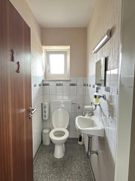 Frisch renovierte 4 Zimmer-Wohnung im EG mit eigenem, großen Garten! - Separates WC (49565)