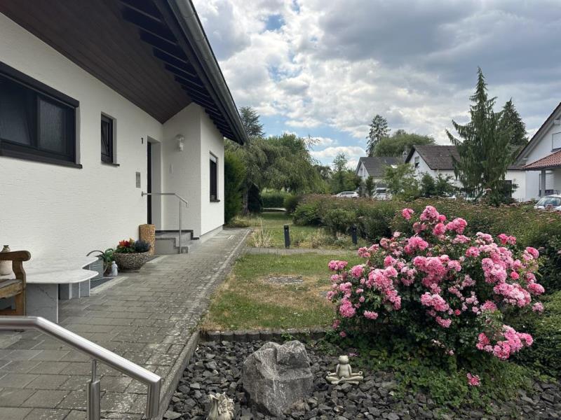 Frisch renovierte 4 Zimmer-Wohnung im EG mit eigenem, großen Garten! - Aussen 1 (49560)
