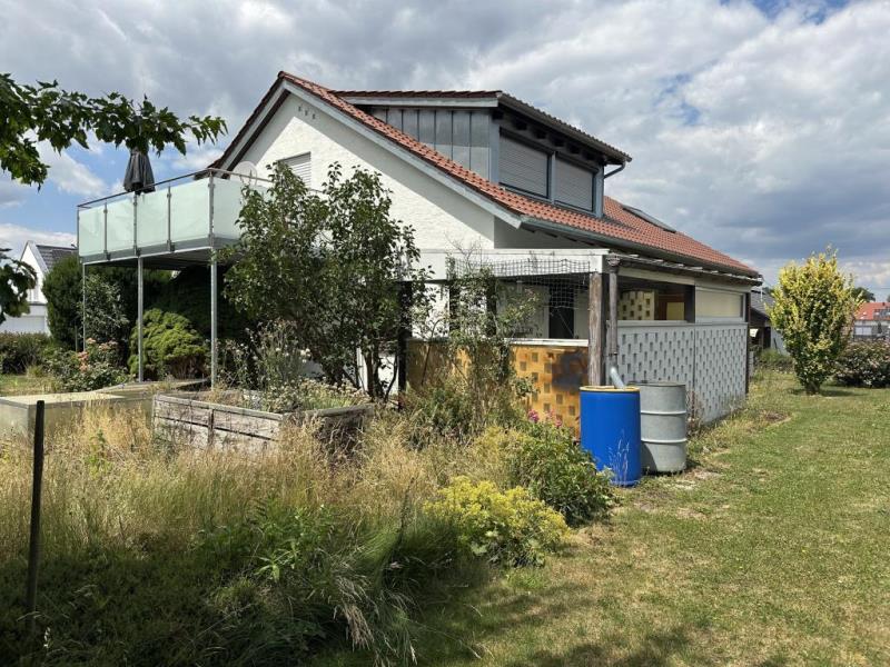 Frisch renovierte 4 Zimmer-Wohnung im EG mit eigenem, großen Garten! - Aussen 2 (49561)