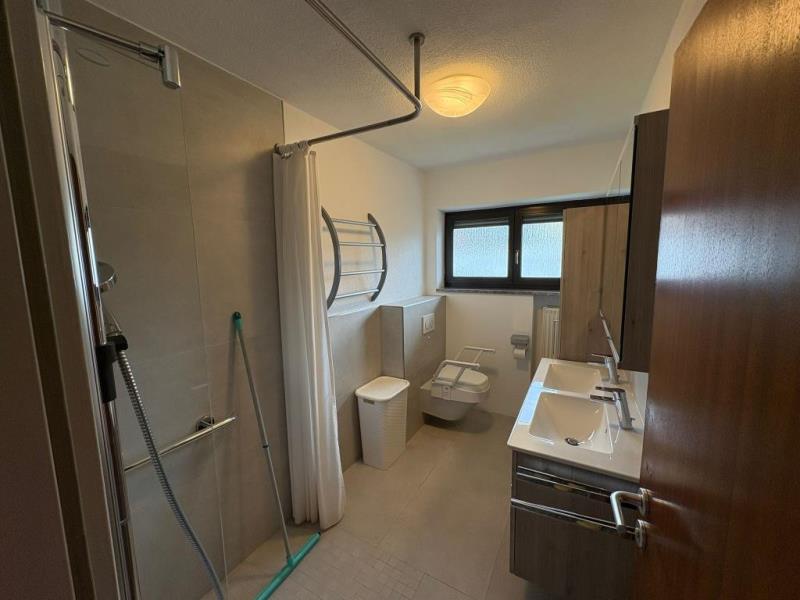 Frisch renovierte 4 Zimmer-Wohnung im EG mit eigenem, großen Garten! - Bad (49563)